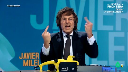 "Solo por ir por la vida despeluchado y gritando con una motosierra ya te llaman alterado", afirma en este v&iacute;deo 'Javier Milei', que, imitaci&oacute;n de Ra&uacute;l P&eacute;rez mediante, valora en El Intermedio sus ataques contra Pedro S&aacute;nchez y Bego&ntilde;a G&oacute;mez.