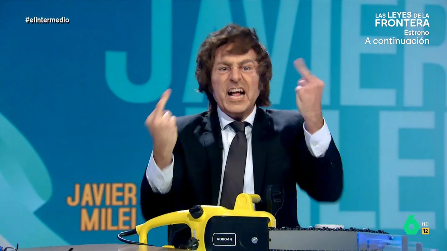 'Javier Milei' se reafirma en sus ataques a Pedro Sánchez y Begoña Gómez "Solo por ir por la vida despeluchado y gritando con una motosierra ya te llaman alterado", afirma en este vídeo 'Javier Milei', que, imitación de Raúl Pérez mediante, valora en El Intermedio sus ataques contra Pedro Sánchez y Begoña Gómez.