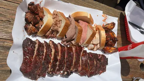 Platos a la barbacoa de Bogart's Smoke House Platos a la barbacoa de Bogart's Smoke House