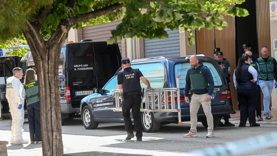 El coche fúnebre espera para salir con los cuerpos del hombre de 72 años junto a sus dos nietos, de 10 y 12 años El coche fúnebre espera para salir con los cuerpos del hombre de 72 años junto a sus dos nietos, de 10 y 12 años