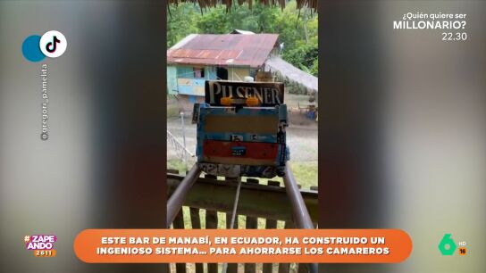 El curioso sistema que utiliza un bar costero de Ecuador para servir las consumiciones a sus clientes
