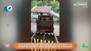 El curioso sistema que utiliza un bar costero de Ecuador para servir las consumiciones a sus clientes