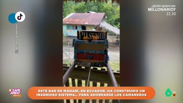 El curioso sistema que utiliza un bar costero de Ecuador para servir las consumiciones a sus clientes