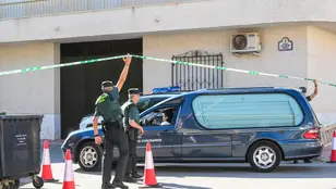 El coche fúnebre espera para salir con los cuerpos del hombre de 72 años junto a sus dos nietos, de 10 y 12 años, en Huétor Tájar