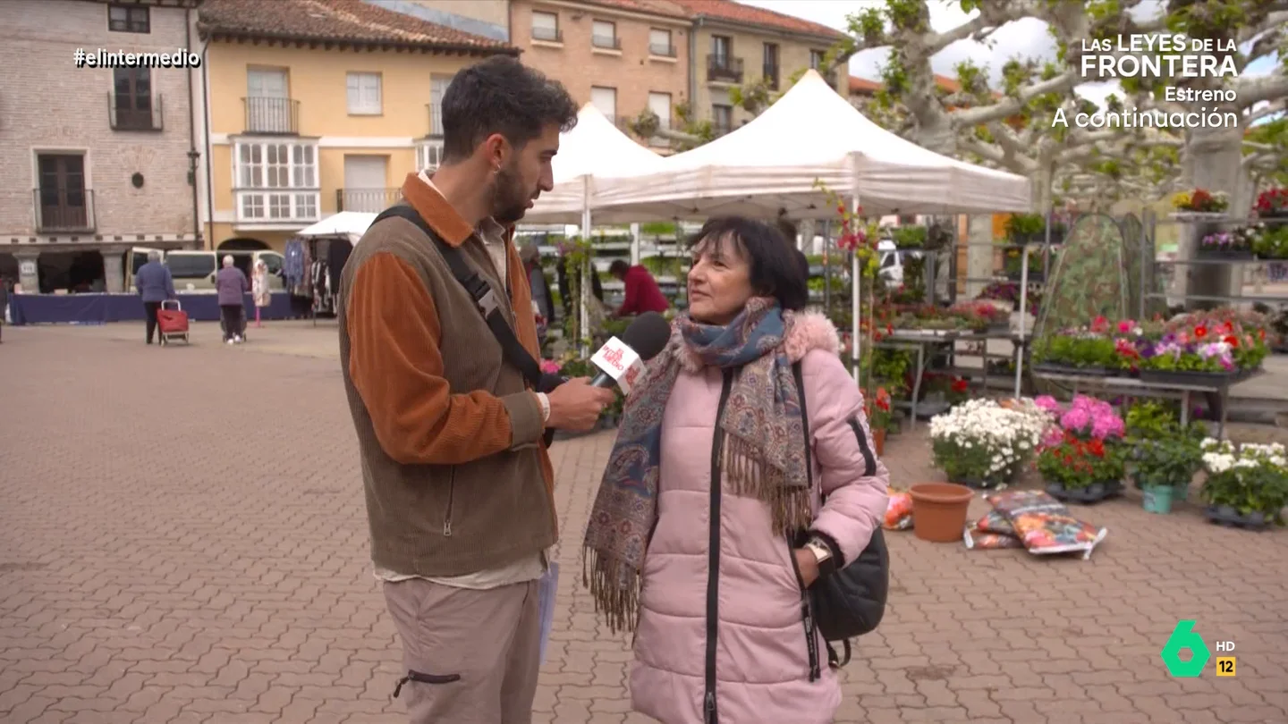 Isma Juárez pregunta a una vecina de Belorado por las trufas de mojito de las clarisas Isma Juárez visita Belorado, donde está el convento de las monjas clarisas rebeldes, con la firme intención de probar sus famosas trufas. En este vídeo, pregunta a los vecinos de esta localidad de Burgos por ellas.
