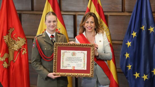 La Princesa Leonor recibe el título de Hija Adoptiva de la ciudad en manos de la alcaldesa de Zaragoza, Natalia Chueca