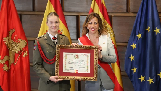La Princesa Leonor recibe el título de Hija Adoptiva de la ciudad en manos de la alcaldesa de Zaragoza, Natalia Chueca La Princesa Leonor recibe el título de Hija Adoptiva de la ciudad en manos de la alcaldesa de Zaragoza, Natalia Chueca