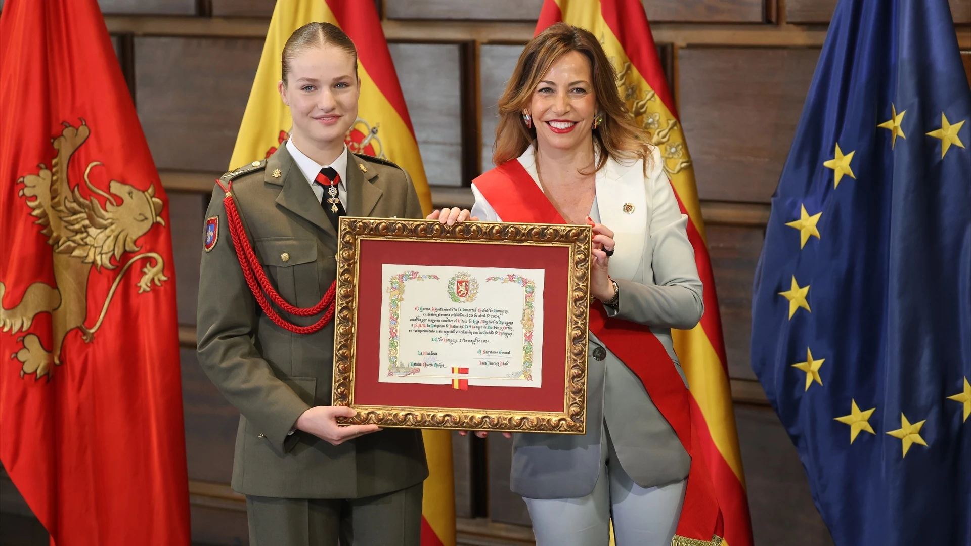 La Princesa Leonor recibe el título de Hija Adoptiva de la ciudad en manos de la alcaldesa de Zaragoza, Natalia Chueca