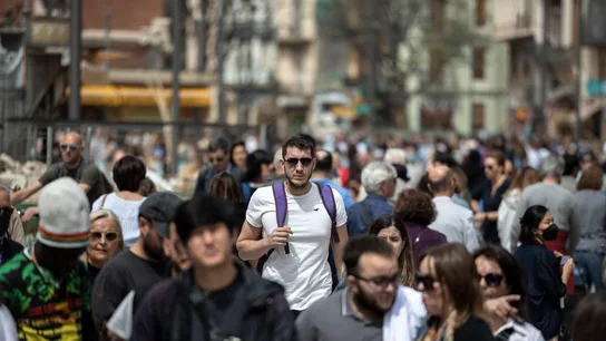 Varias personas pasean por el centro histórico de Valencia capital Varias personas pasean por el centro histórico de Valencia capital