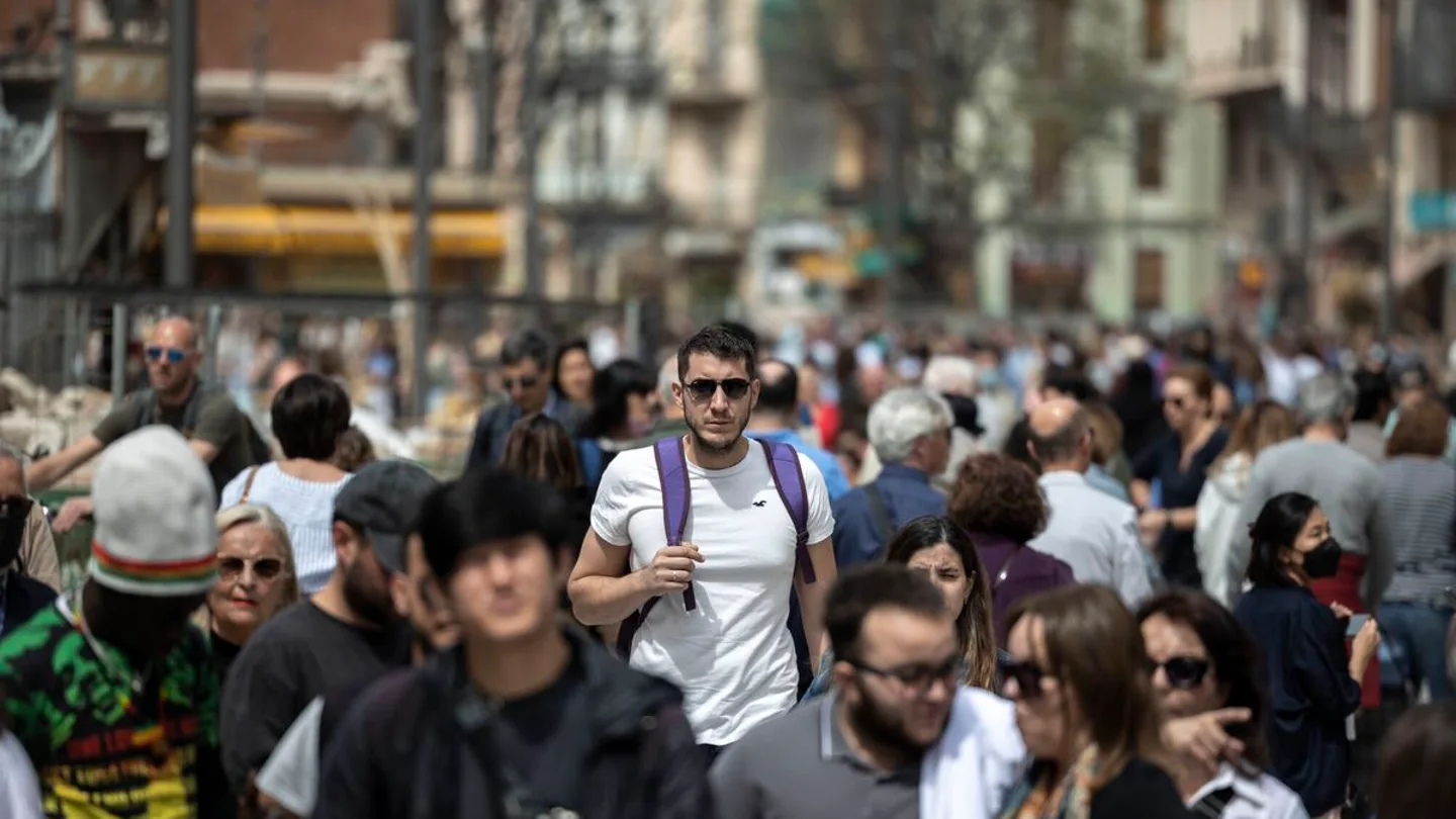 Varias personas pasean por el centro histórico de Valencia capital Varias personas pasean por el centro histórico de Valencia capital