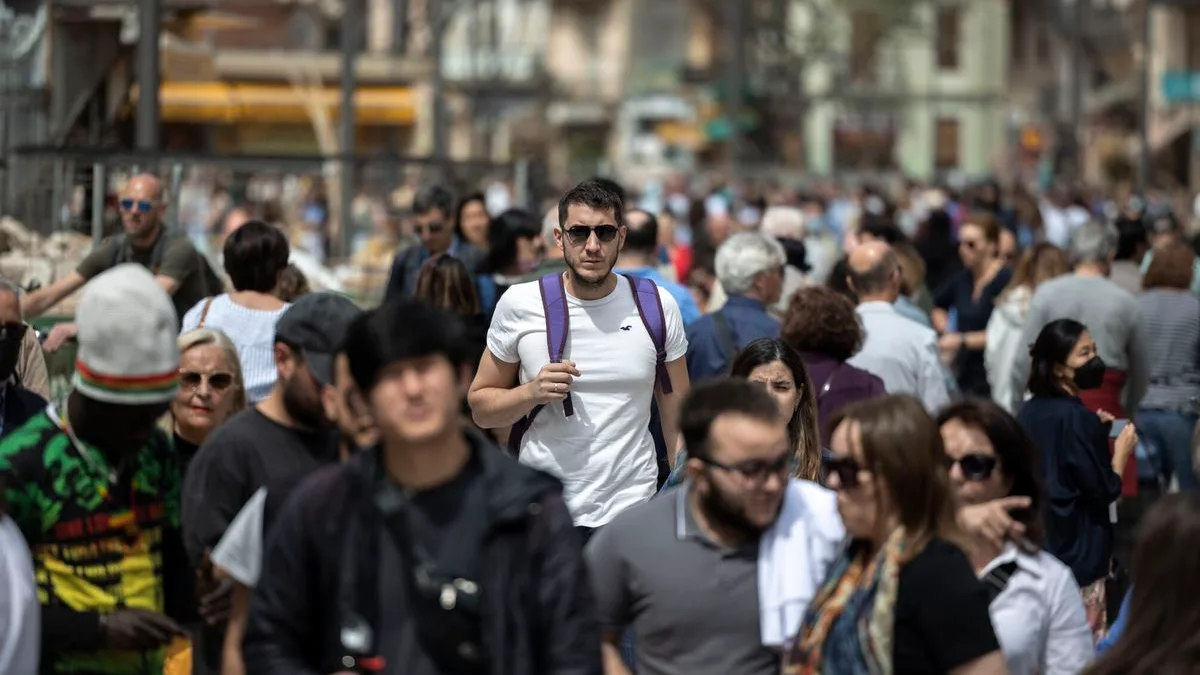 Varias personas pasean por el centro histórico de Valencia capital