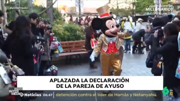 Vídeo manipulado - La pareja de Isabel Díaz Ayuso sorprende con su look Disney al salir de los juzgados