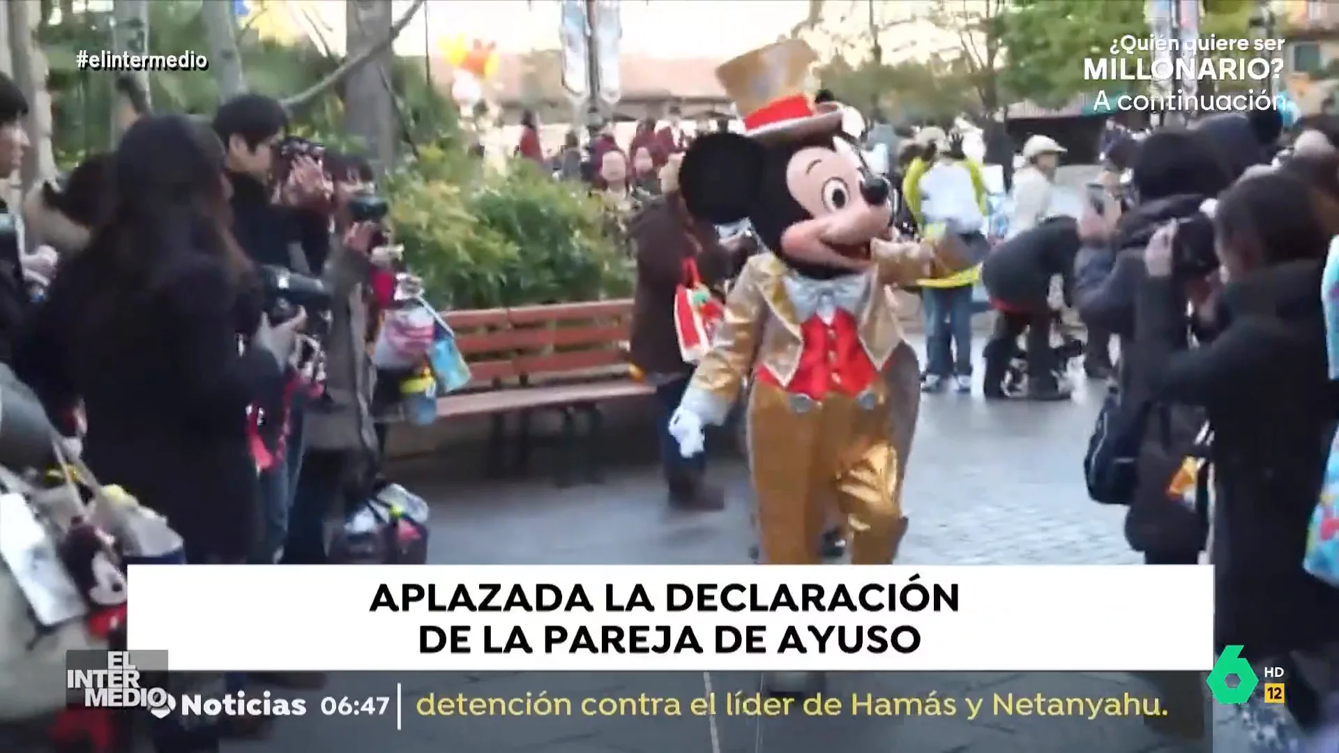 Vídeo manipulado - La pareja de Isabel Díaz Ayuso sorprende con su look Disney al salir de los juzgados