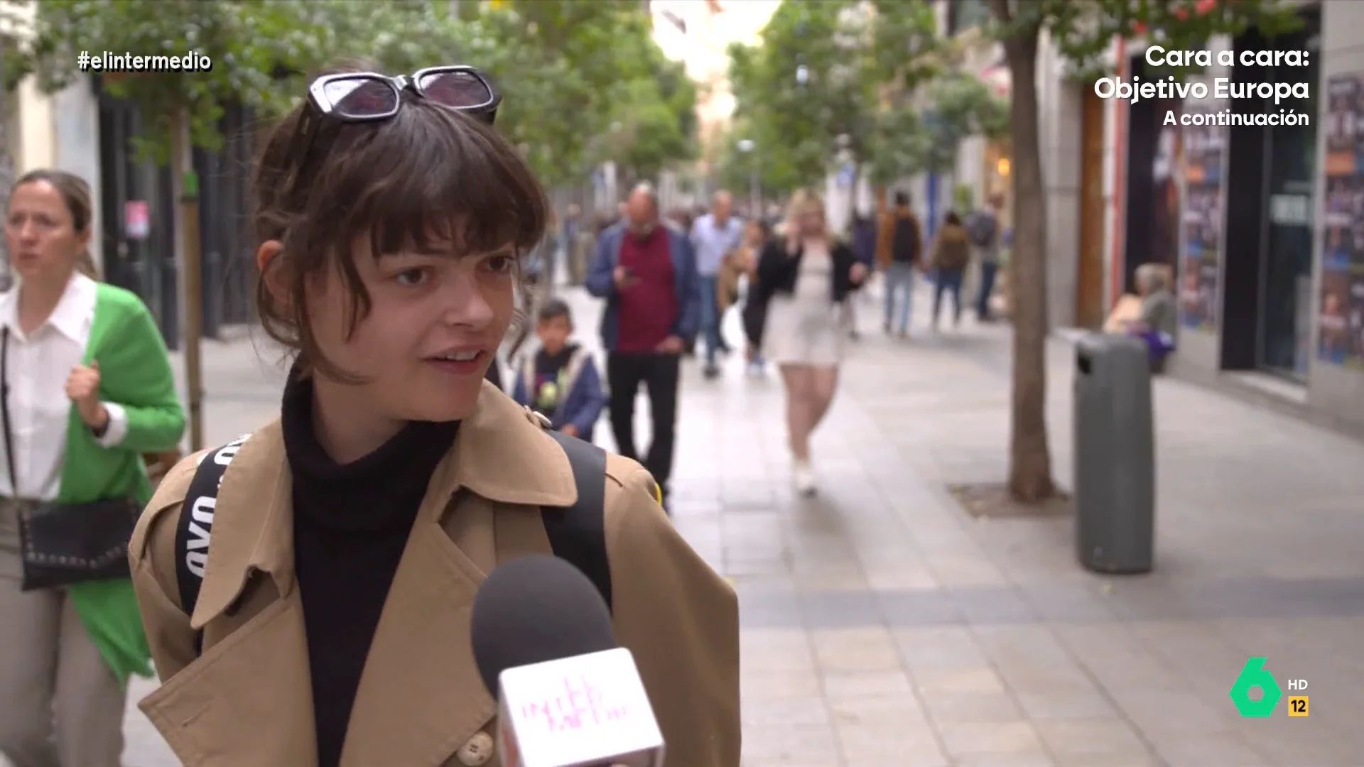 Una chica cuenta a El Intermedio qué excusa daría para no ir a la guerra: "Diría que me duelen mucho los pies" Una chica cuenta a El Intermedio qué excusa daría para no ir a la guerra: "Diría que me duelen mucho los pies"