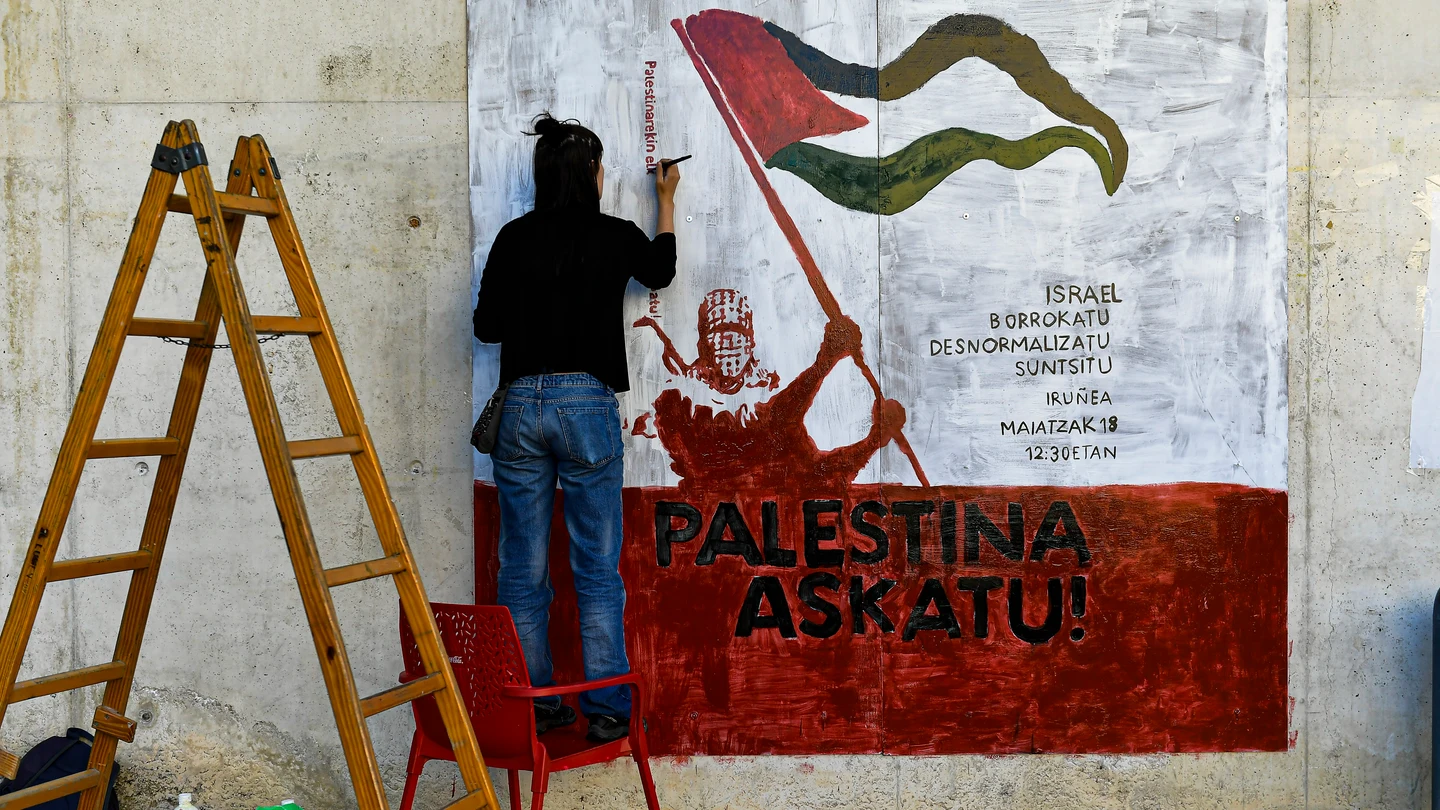 Una estudiante pinta un mural de apoyo al pueblo palestino en la Universidad Pública de Navarra Una estudiante pinta un mural de apoyo al pueblo palestino en la Universidad Pública de Navarra