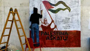 Una estudiante pinta un mural de apoyo al pueblo palestino en la Universidad Pública de Navarra