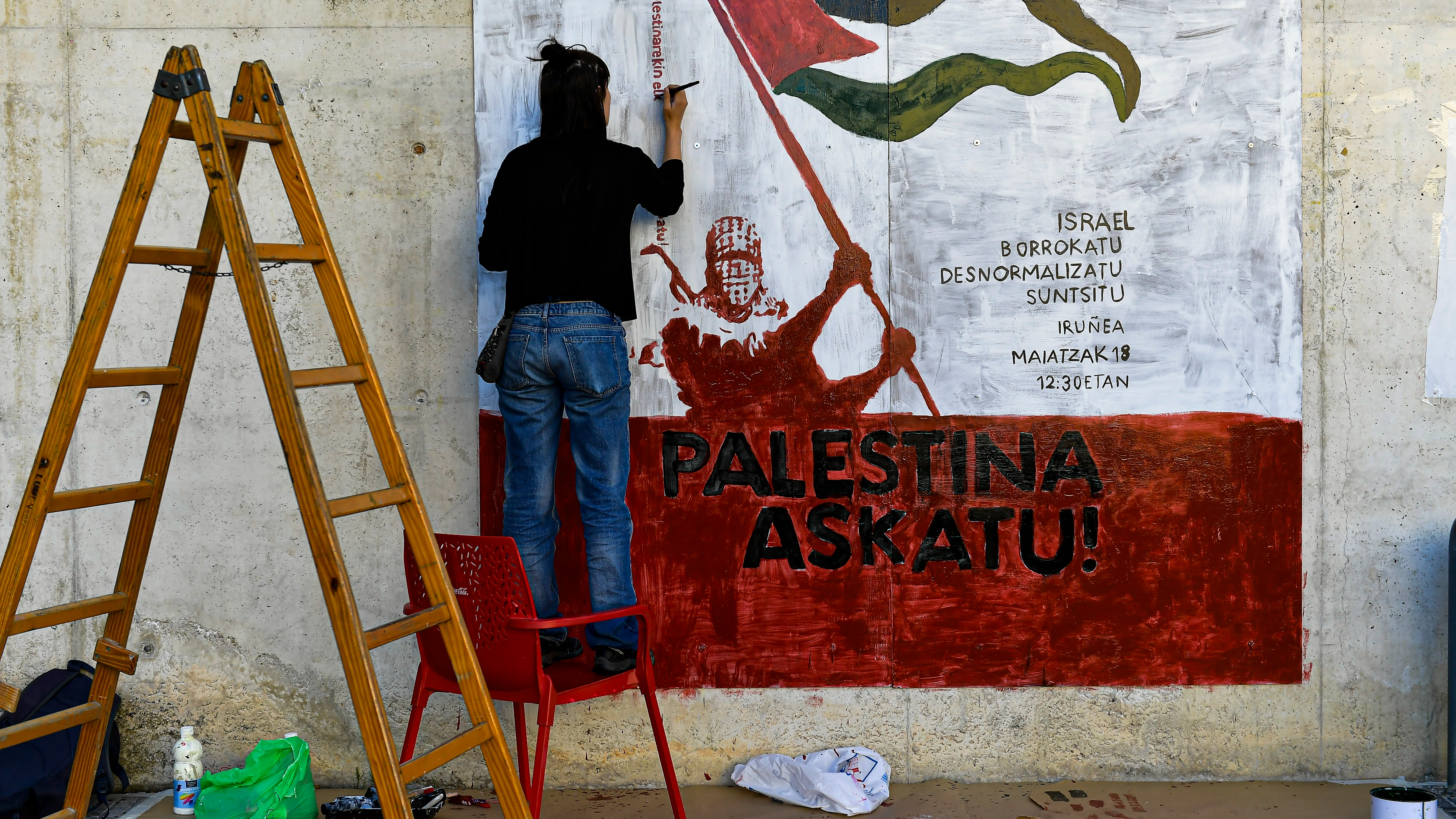 Una estudiante pinta un mural de apoyo al pueblo palestino en la Universidad Pública de Navarra