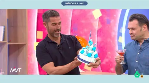 Pablo Ojeda celebra su 42 cumpleaños en Más Vale Tarde con una tarta de gominolas: "Esto me lo voy a comer yo"