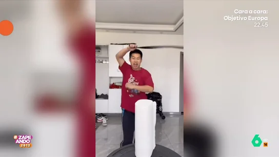 El reto con un cinturón y un rollo de papel que termina con un latigazo en la cara El reto con un cinturón y un rollo de papel que termina con un latigazo en la cara