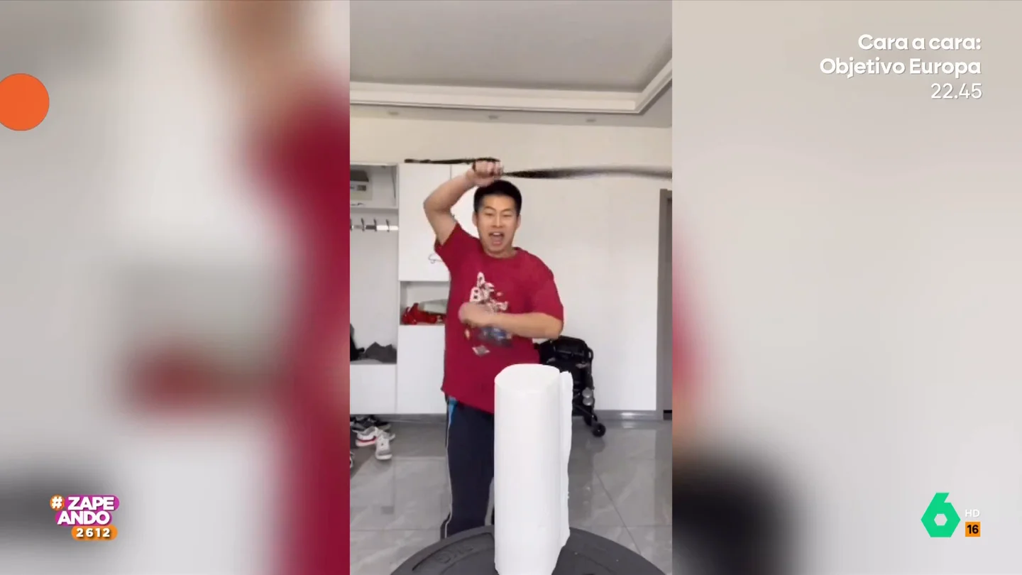 El reto con un cinturón y un rollo de papel que termina con un latigazo en la cara El reto con un cinturón y un rollo de papel que termina con un latigazo en la cara