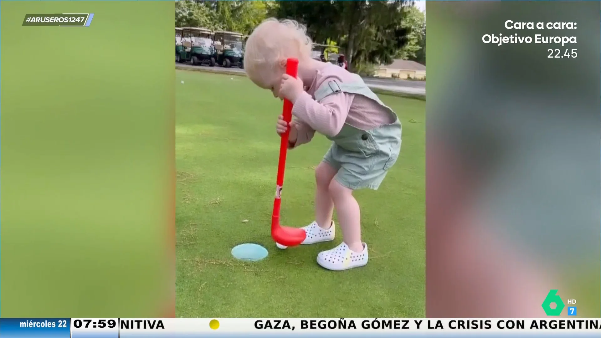 El tierno vídeo de un niño que intenta meter una bola en el hoyo: