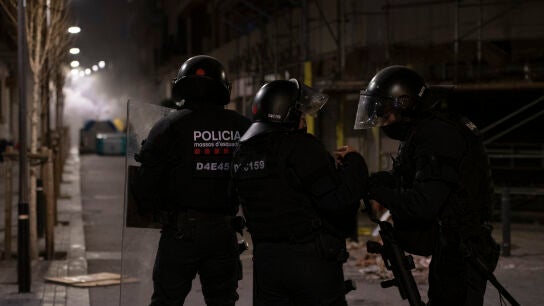 Un grupo de Mossos d'Esquadra durante una de las jornadas de manifestaciones contra el encarcelamiento de Pablo Hasel en 2021.