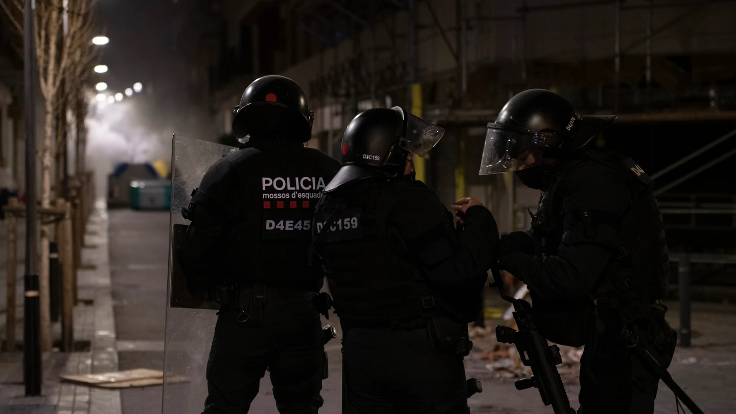 Un grupo de Mossos d'Esquadra durante una de las jornadas de manifestaciones contra el encarcelamiento de Pablo Hasel en 2021. Un grupo de Mossos d'Esquadra durante una de las jornadas de manifestaciones contra el encarcelamiento de Pablo Hasel en 2021.