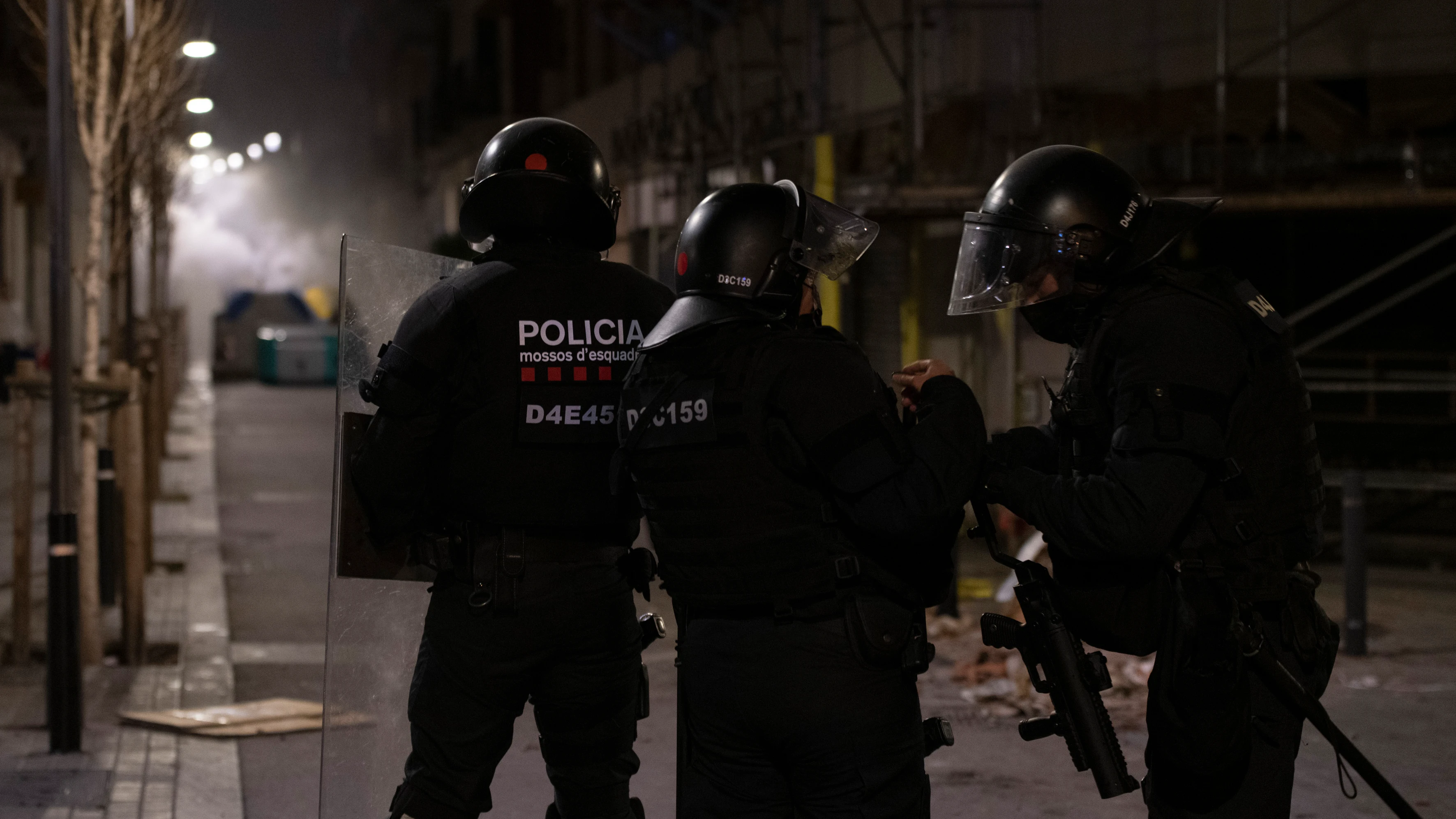 Un grupo de Mossos d'Esquadra durante una de las jornadas de manifestaciones contra el encarcelamiento de Pablo Hasel en 2021.