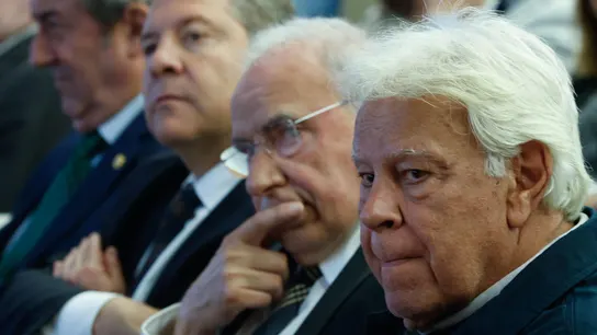 Felipe González, Alfonso Guerra y Emiliano García-Page durante la presentación del libro de memorias de Javier Lambán Felipe González, Alfonso Guerra y Emiliano García-Page durante la presentación del libro de memorias de Javier Lambán