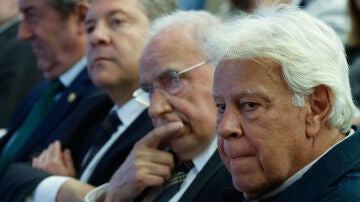 Felipe González, Alfonso Guerra y Emiliano García-Page durante la presentación del libro de memorias de Javier Lambán