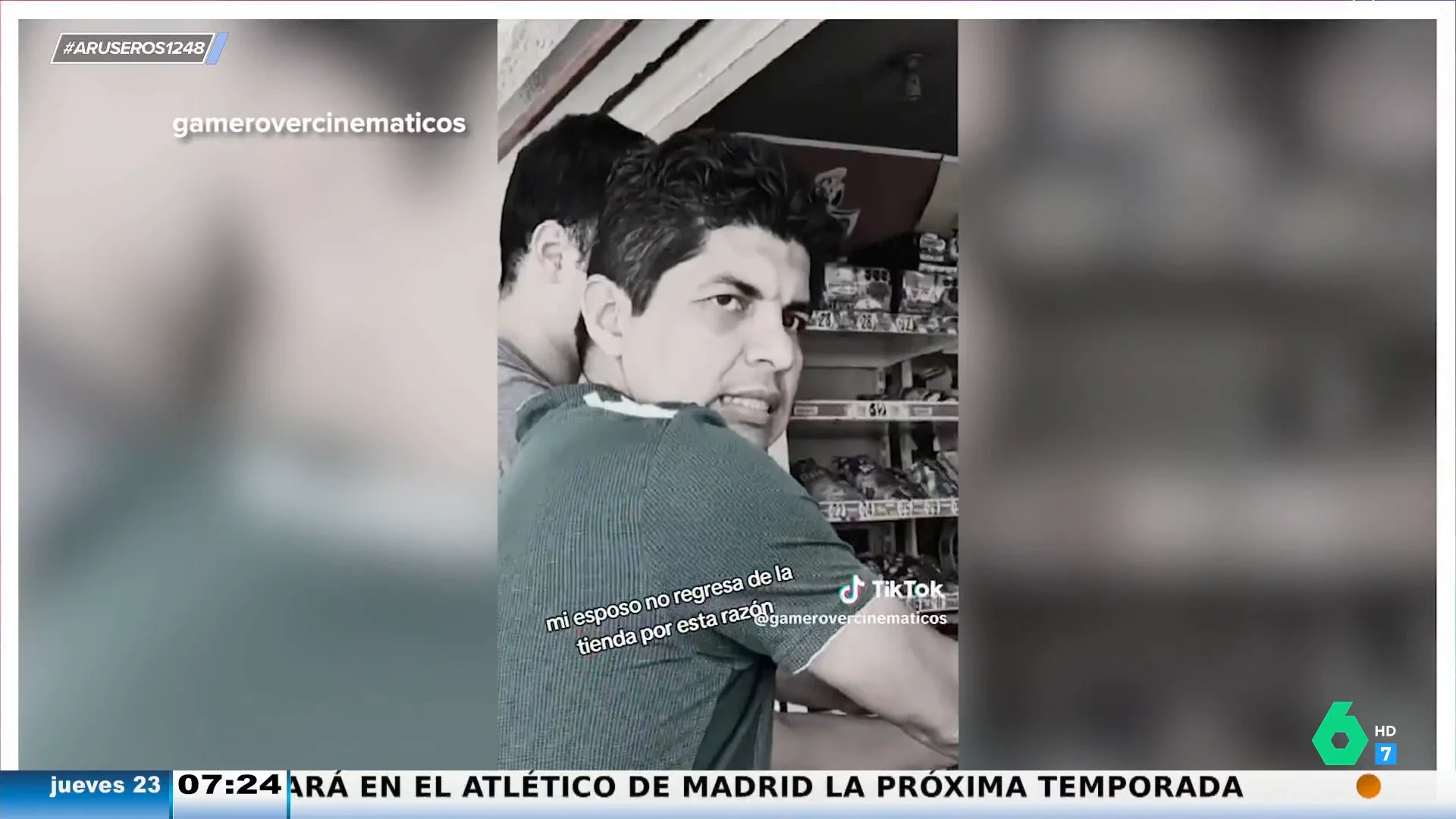 Le manda a comprar y su esposa tiene que ir a por él a los recreativos: "No manches, ¿qué estás haciendo con este muchacho?"