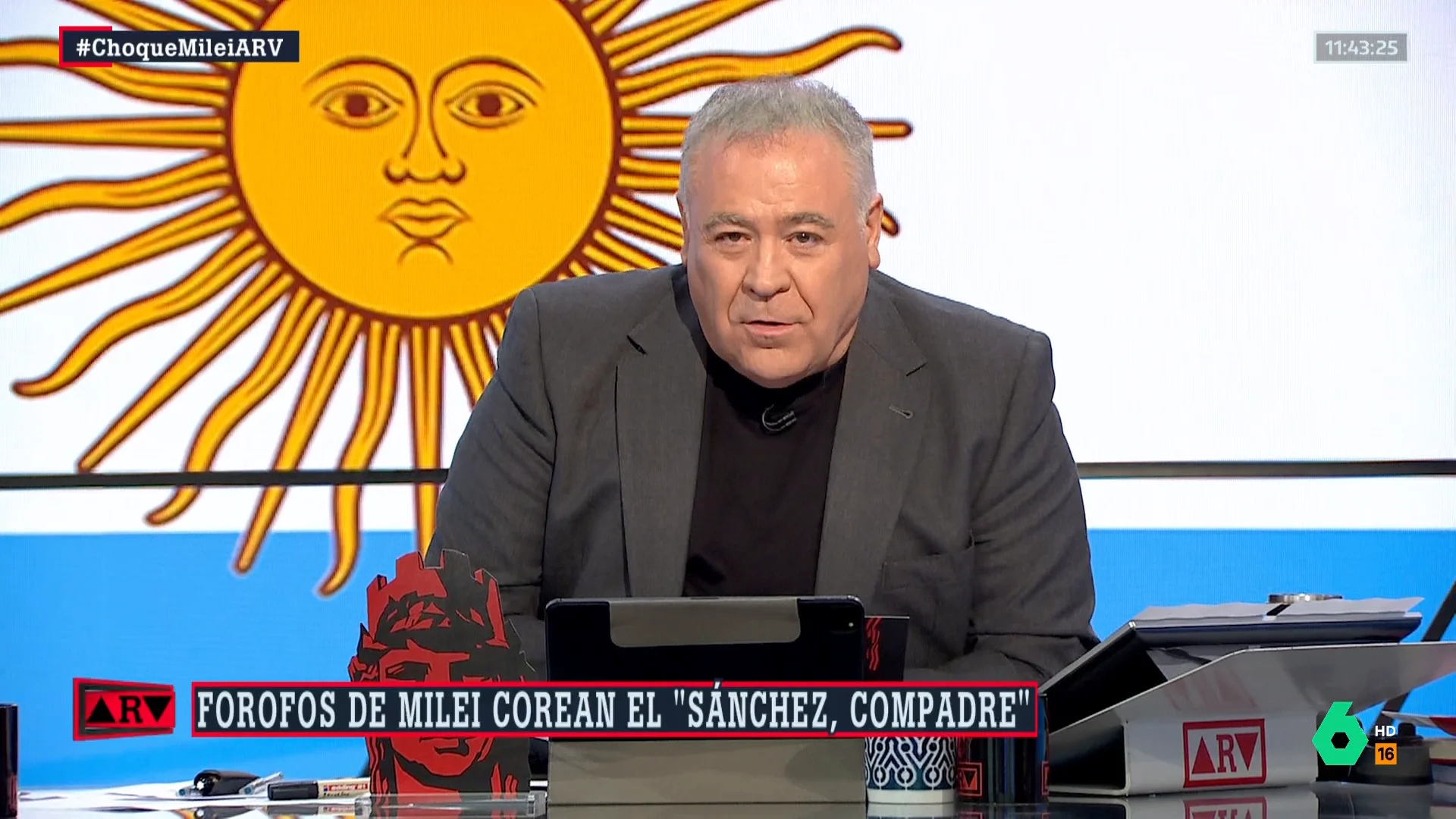 Milei ofrece un delirante 'concierto' en el Luna Park de Buenos Aires jaleado con insultos a Sánchez