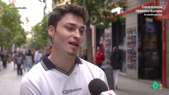 Un joven asegura que iría a la guerra por España si se lo pide Pedro Sánchez El Intermedio sale a la calle para preguntar a los jóvenes si irían a la guerra por España y, en este vídeo, encuentra desde personas dispuesta a ello, hasta una chica que se niega categóricamente: "He visto 'Hermanos de sangre' y sé lo que eso".