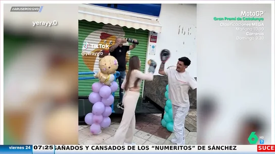 Desvelan el sexo del bebé boxeando y ella acaba teñida de azul Desvelan el sexo del bebé boxeando y ella acaba teñida de azul