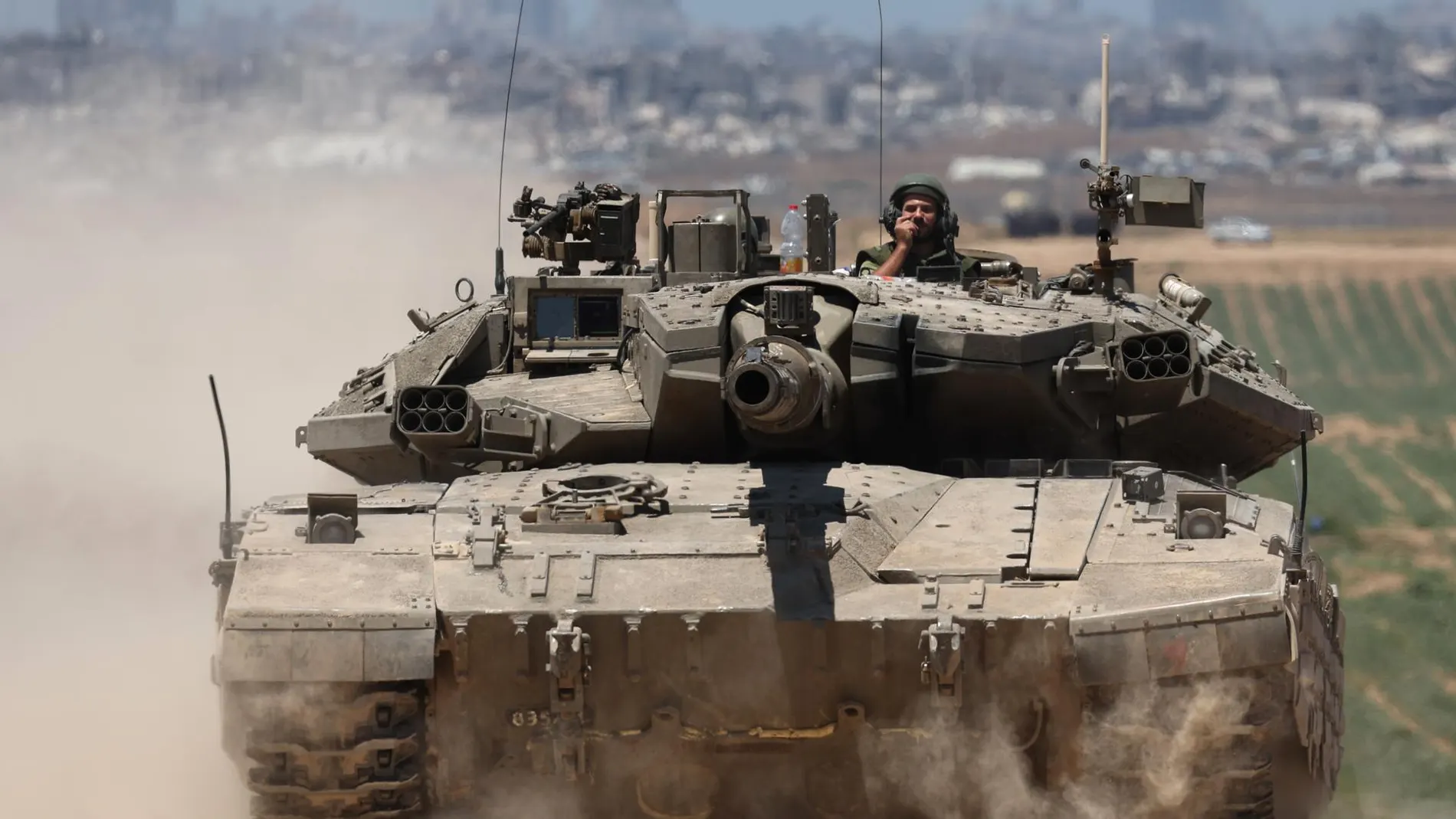 Un tanque israelí patrulla en Jabalia, al norte de la Franja de Gaza.