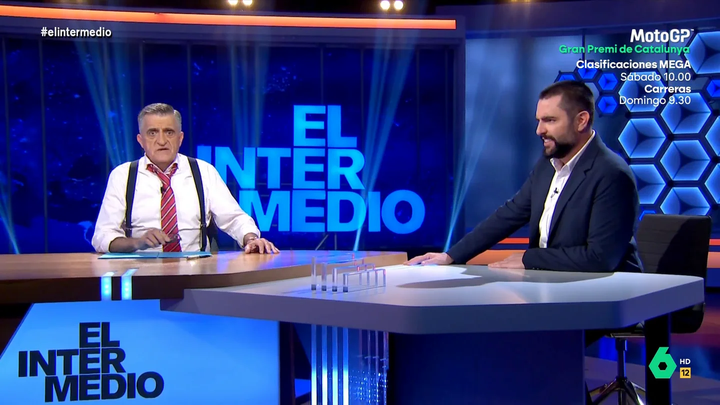 Así ha sido el surrealista recibimiento de Wyoming a Dani Mateo tras su ausencia Dani Mateo vuelve a El Intermedio tras ausentarse a causa de un accidente de tráfico y Wyoming le confunde primero con Isma Juárez, y luego no se acuerda de él. El surrealista y divertido momento, en este vídeo.