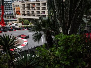 Charles Leclerc lidera los libres en Mónaco con Red Bull en un mar de dudas