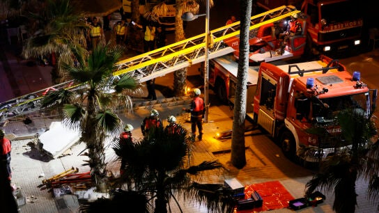 Trabajos de los bomberos en el derrumbe de Palma