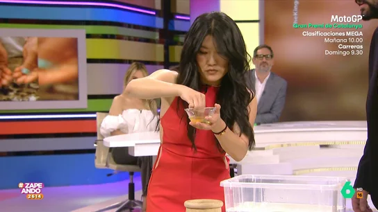 Jiaping muestra cómo separar la yema de la clara de huevo solo con dos dedos Jiaping muestra cómo separar la yema de la clara de huevo solo con dos dedos
