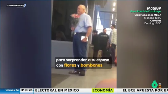 El tierno momento en el que un señor recibe a su esposa con flores en el aeropuerto: "Ya no se ven hombres así" El tierno momento en el que un señor recibe a su esposa con flores en el aeropuerto: "Ya no se ven hombres así"