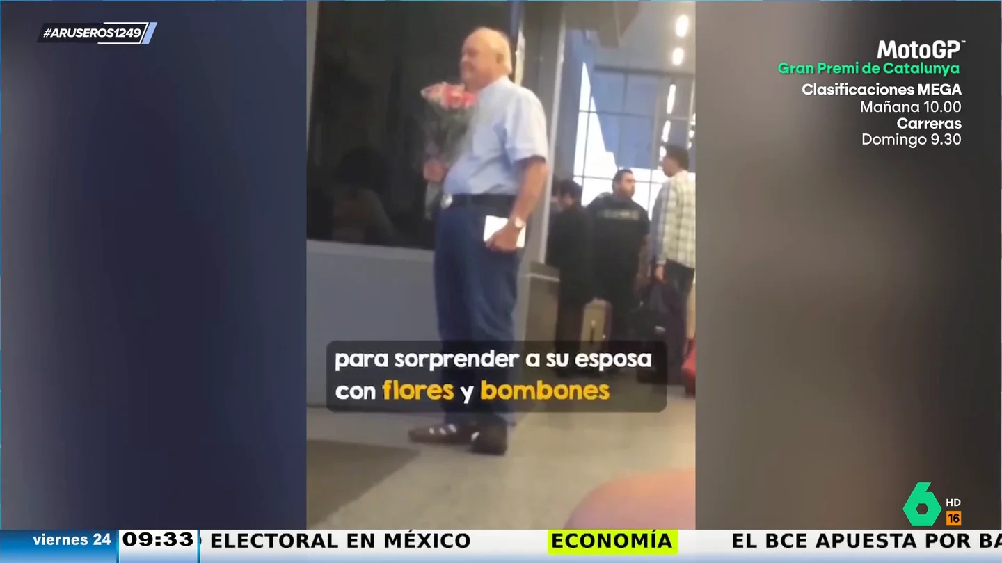 El tierno momento en el que un señor recibe a su esposa con flores en el aeropuerto: "Ya no se ven hombres así" El tierno momento en el que un señor recibe a su esposa con flores en el aeropuerto: "Ya no se ven hombres así"