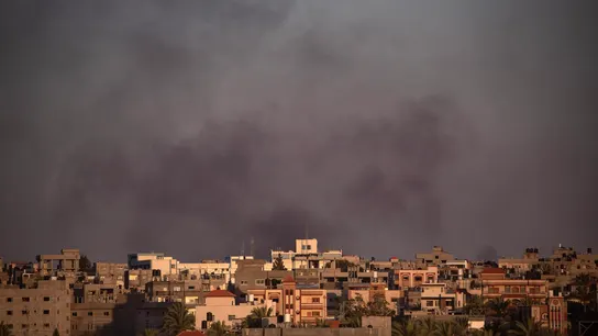 Columna de humo sobre Rafah tras un ataque israelí este viernes después de conocerse el fallo de la CIJ. Columna de humo sobre Rafah tras un ataque israelí este viernes después de conocerse el fallo de la CIJ.