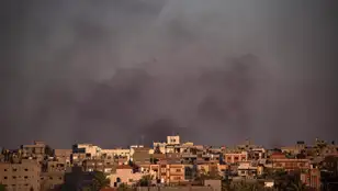 Columna de humo sobre Rafah tras un ataque israelí este viernes después de conocerse el fallo de la CIJ.