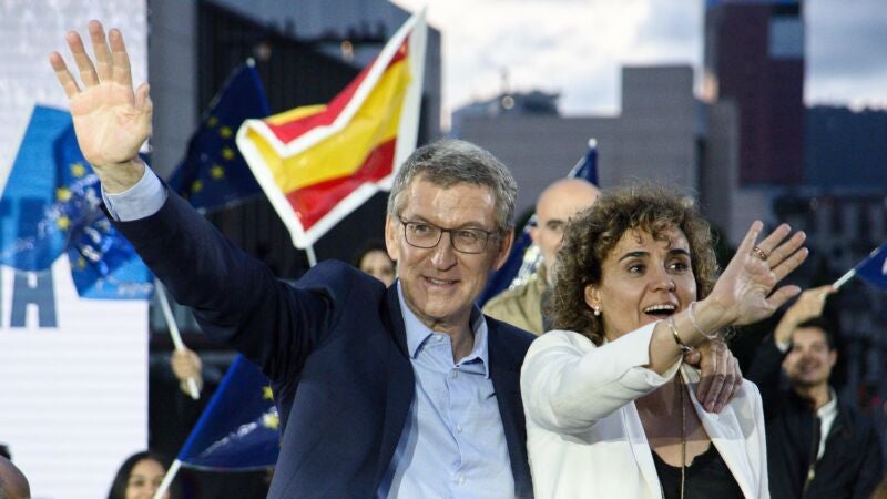 El presidente del PP, Núñez Feijóo, y Dolors Monserrat, candidata popular en las europeas