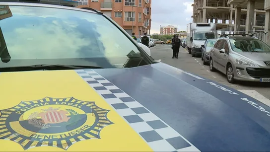 Coche de la Policía Local de Benetusser momentos después del disparo que ha terminado con la vida de un hombre de 46 años. Coche de la Policía Local de Benetusser momentos después del disparo que ha terminado con la vida de un hombre de 46 años.