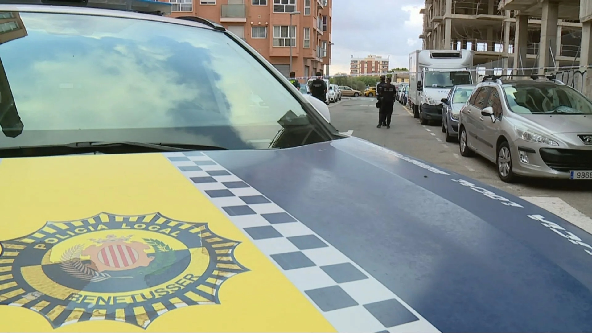 Coche de la Policía Local de Benetusser momentos después del disparo que ha terminado con la vida de un hombre de 46 años.