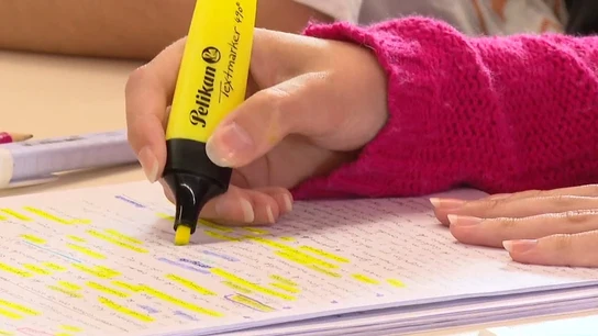 Imagen de archivo de una persona subrayando un texto Imagen de archivo de una persona subrayando un texto