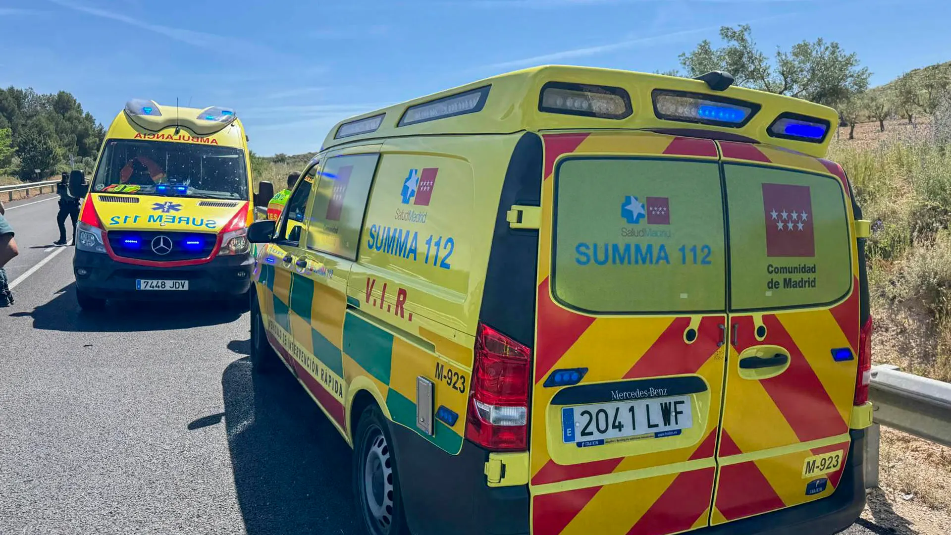 Ambulancias en el lugar del atropello de dos ciclistas en la M209 km en Campo Real, Madrid