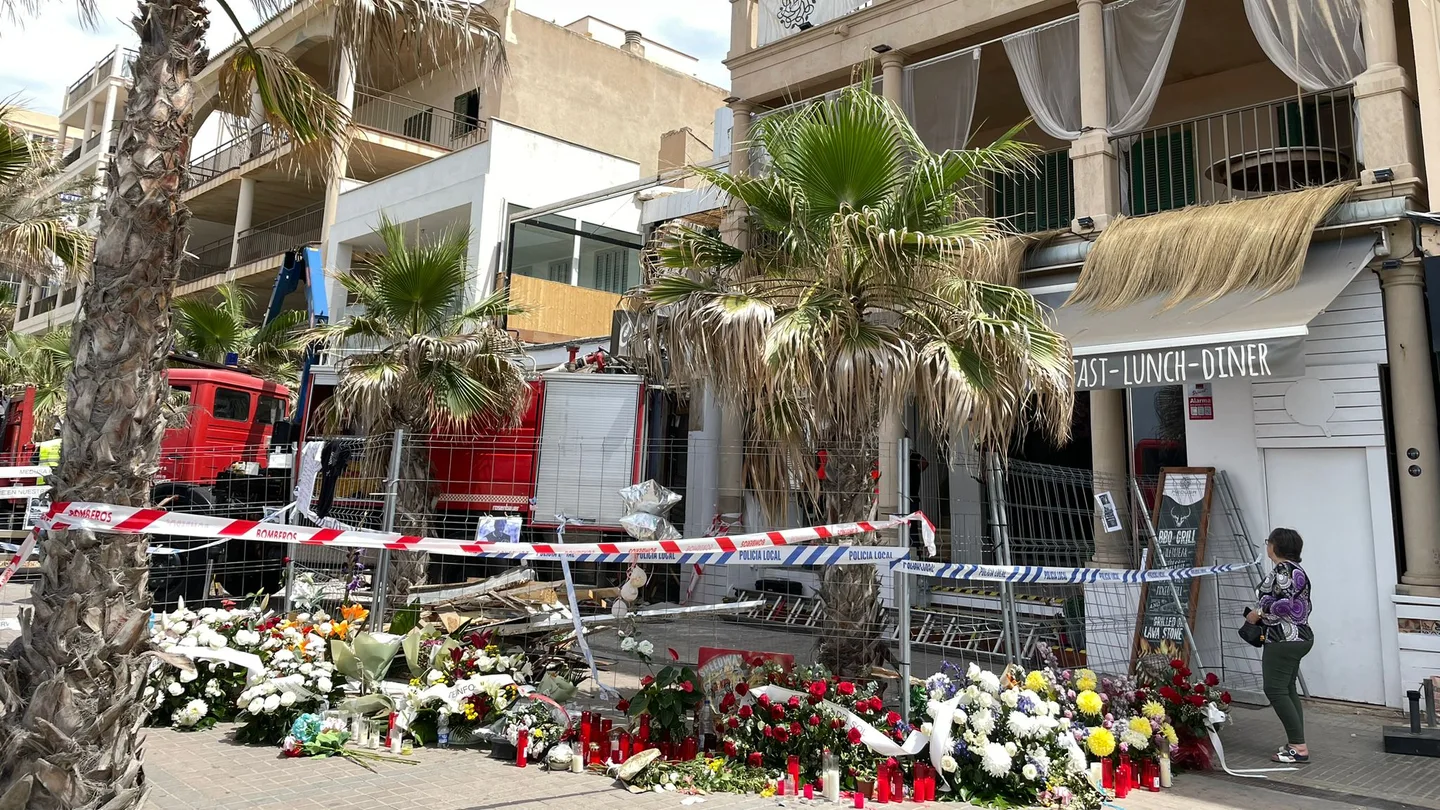 Coronas de flores y velas recuerdan a las víctimas del derrumbe del restaurante 'Medusa Beach Club', en la Playa de Palma Coronas de flores y velas recuerdan a las víctimas del derrumbe del restaurante 'Medusa Beach Club', en la Playa de Palma