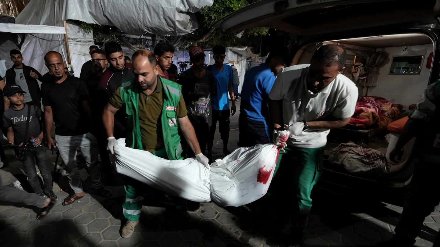 Ciudadanos palestinos retiran un cuerpo tras un ataque israelí sobre la Franja de Gaza Ciudadanos palestinos retiran un cuerpo tras un ataque israelí sobre la Franja de Gaza